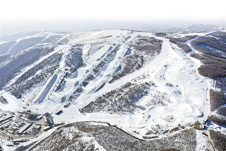 这是11月16日拍摄的云顶滑雪公园（无人机照片）。近日，北京冬奥会张家口赛区云顶滑雪公园看台座椅已安装完毕，工作人员忙着对赛道进行二次塑型等工作，为即将到来的测试赛做准备。 新华社发（武殿森摄）