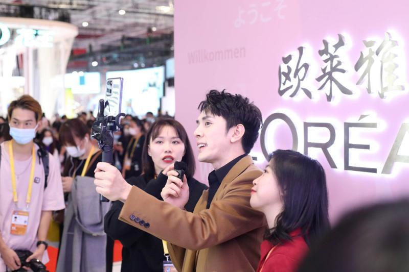 (李佳琦此前与欧莱雅配相符周详 图源:网络)
