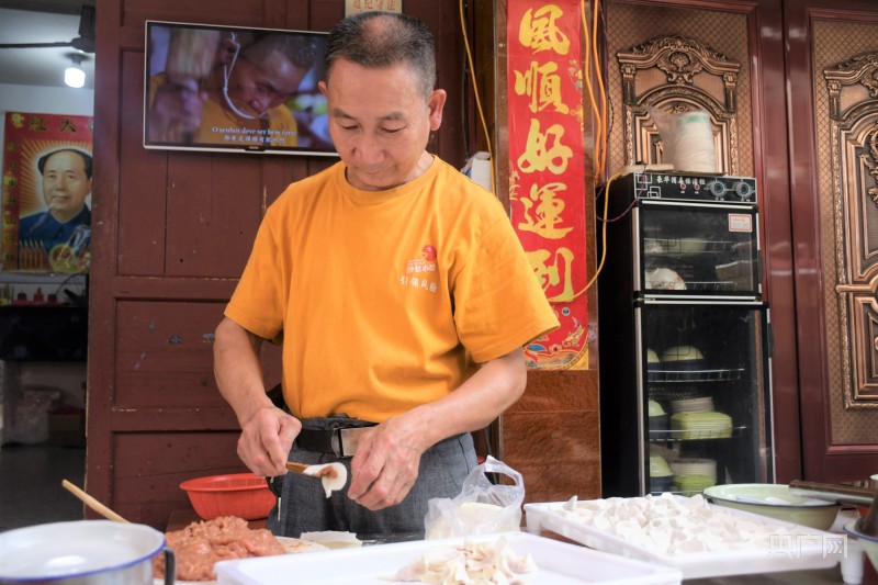 俞邦村村民俞和传曾经在外开沙县小吃店20多年，如今他回村在家门口开店。（央广网记者 龚雯摄）