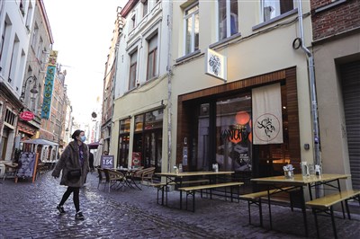  新冠疫情仍然是影响全球经济轨迹的一个非常重要的因素 新华社图