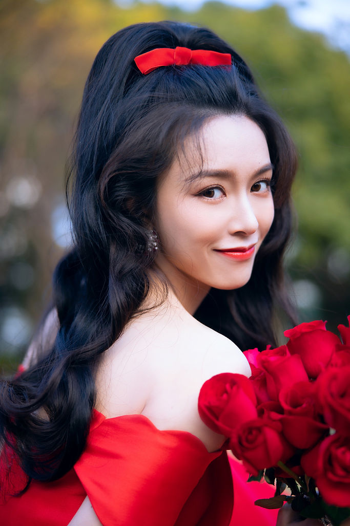 10/ 10文咏珊逆光镜头下,更显灵动唯美.