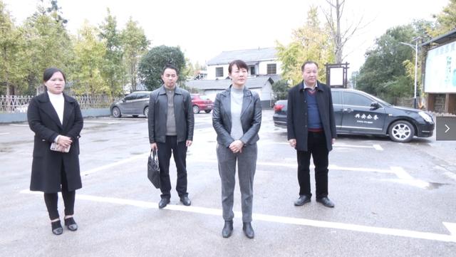 11月15日上午,县委常委,宣传部部长赵莉到溶江镇莲塘村,五架车村指导