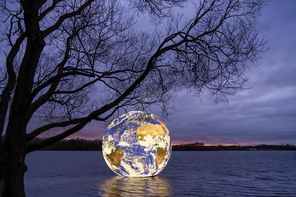 根据官方的说明,"漂浮地球"还将在河水中持续展览9天,直至11月28日