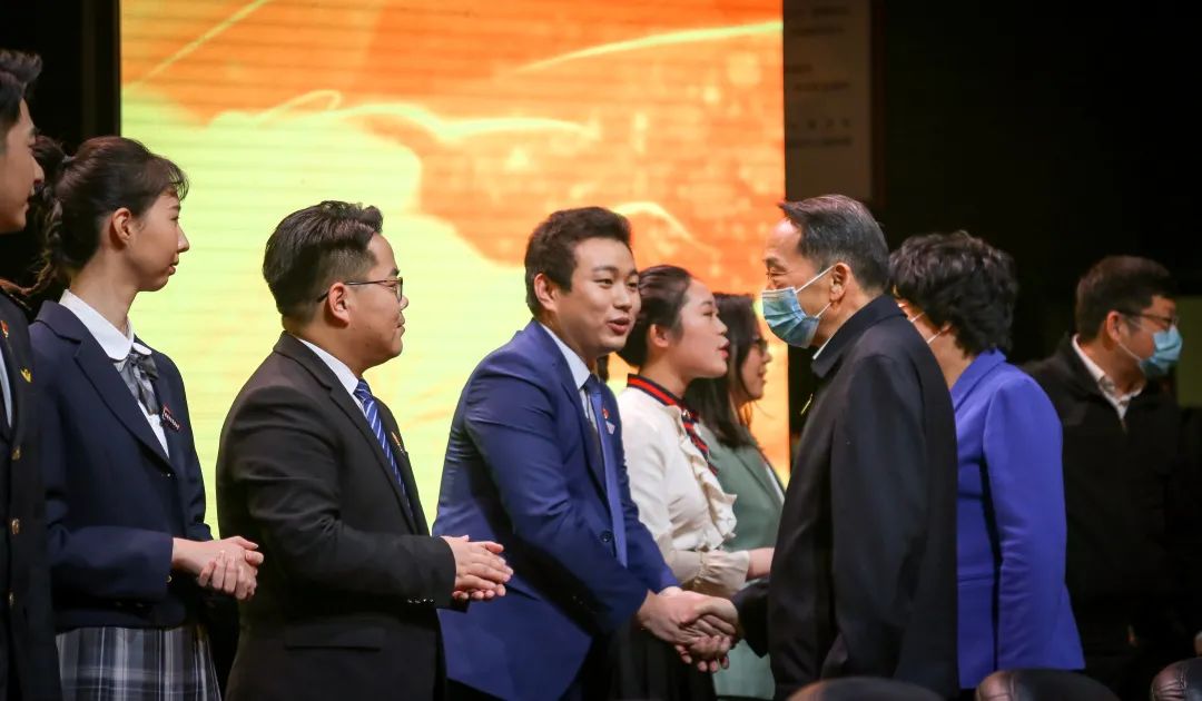 刚刚,《新闻联播》聚焦!全国仅10人,交大学子首次获评“最美大学生”!|大学生_新浪新闻