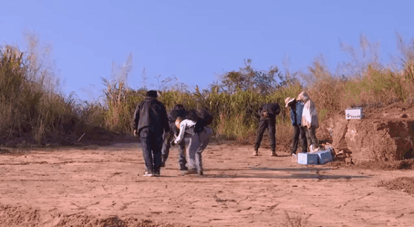 在上杭县发现的晚白垩世恐龙足迹群化石，现场正在挖掘。图片来源：