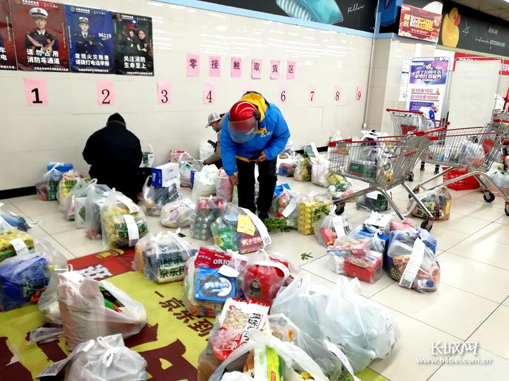 同城配送员在石家庄永辉超市怀特店取货.