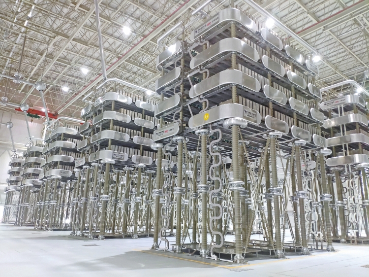 昆柳龙直流工程龙门换流站中的柔直换流阀成套装置.超高压公司供图
