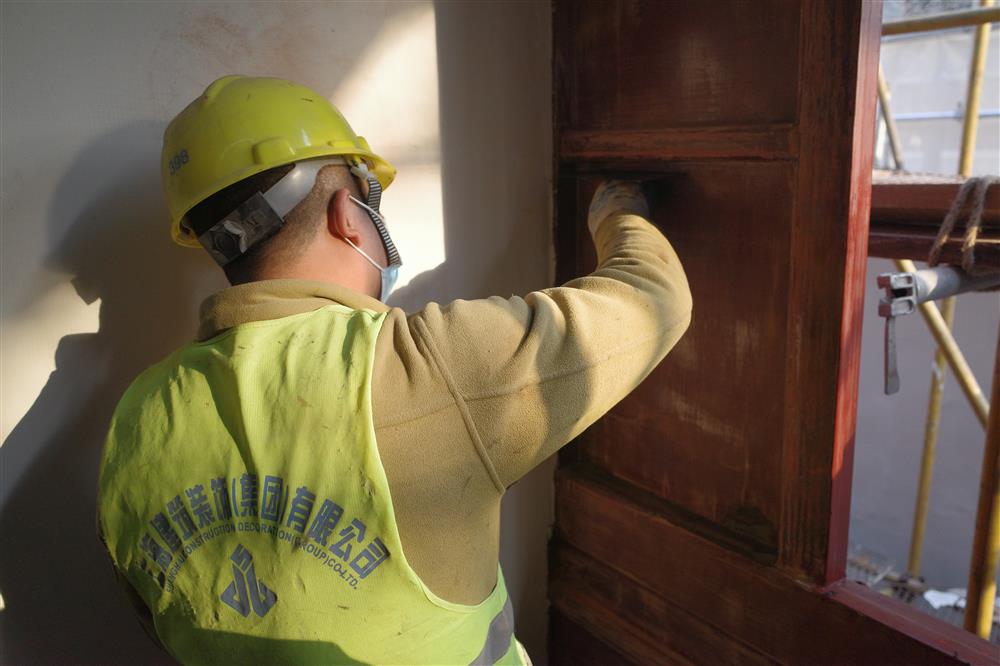 工人在进行木门的广漆工艺操作