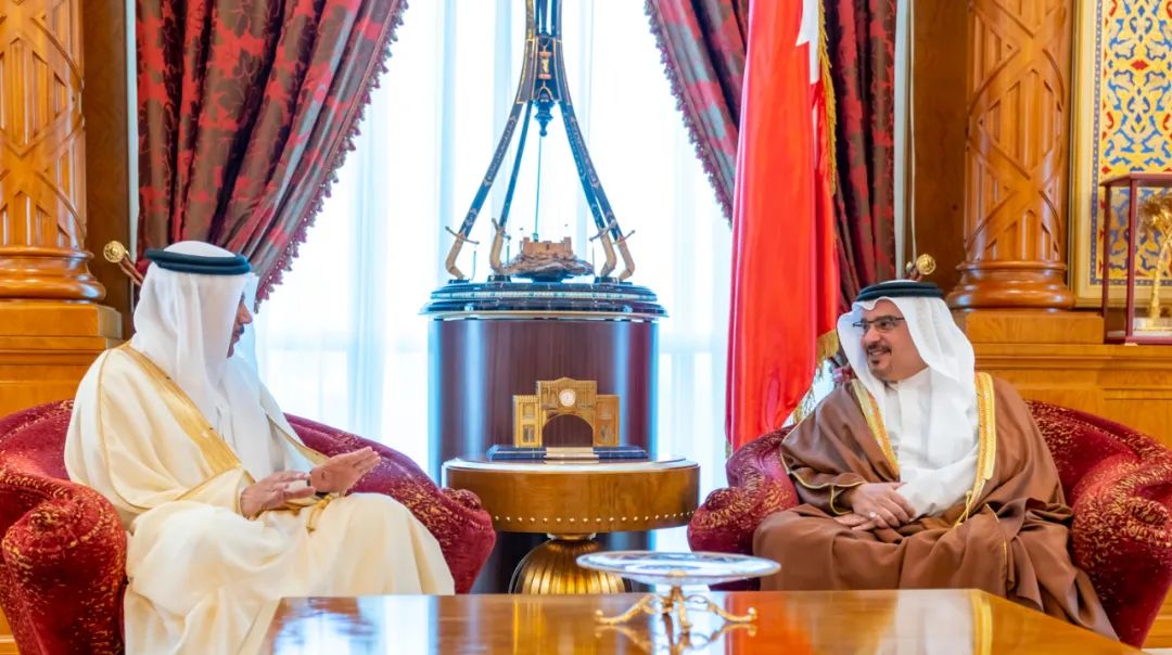 图右为巴林王储萨勒曼(2020年1月2日拍摄).新华社/巴林通讯社