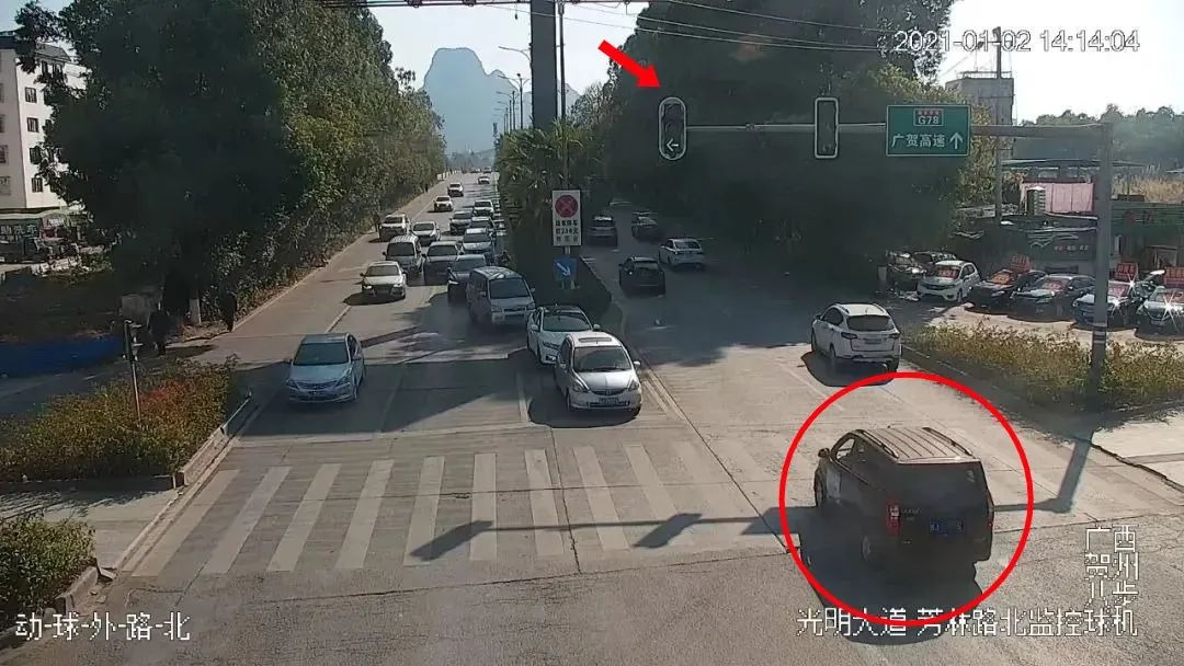 何必呢 闯红灯追逐 扔东西砸对方车 只因 含视频 手机新浪网