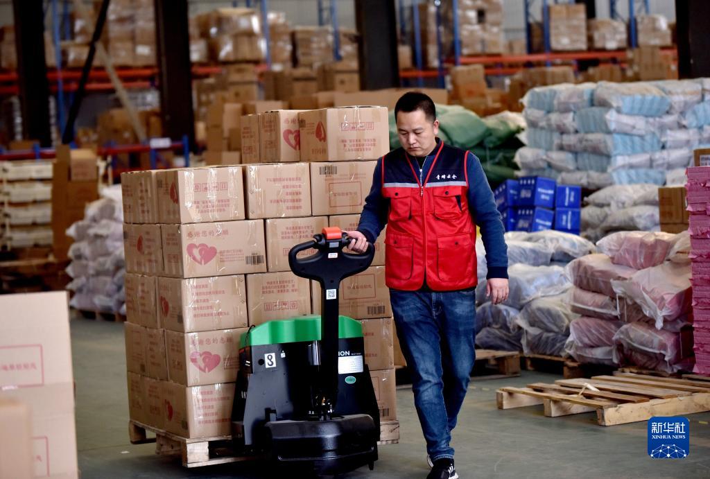 11月19日,尹明超在仓库内搬运货物.新华社记者 朱旭东 摄