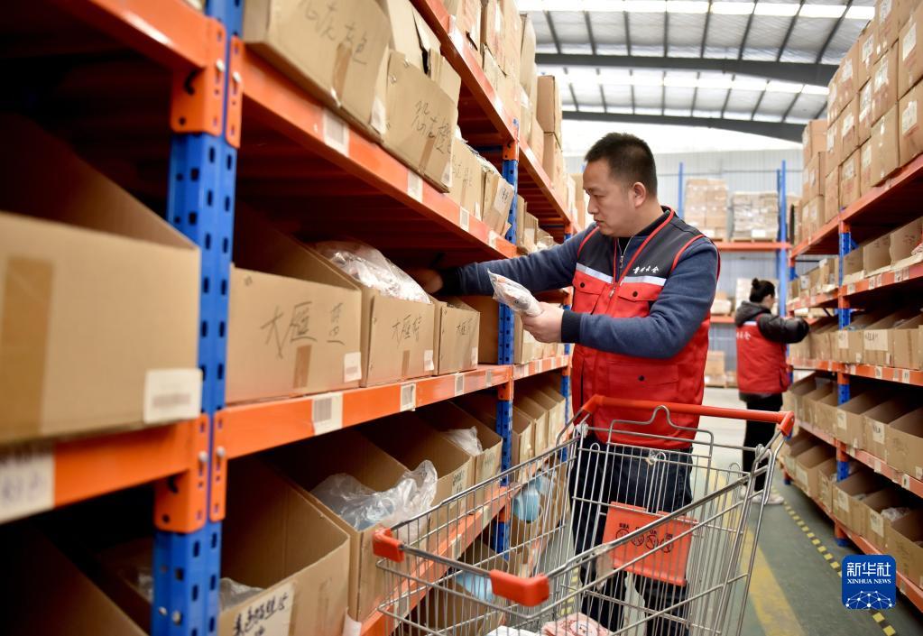 11月19日,尹明超在仓库内分拣货物.新华社记者 朱旭东 摄