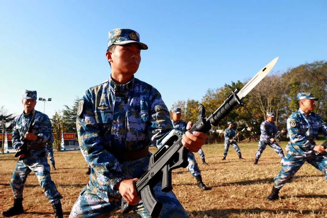 天,口令声此起彼伏战士们手握刺枪转身突刺成一线训练场上杀声阵阵如
