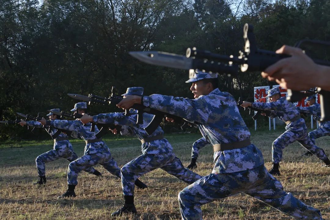 杀声震天,口令声此起彼伏战士们手握刺枪转身突刺成一线训练场上杀声