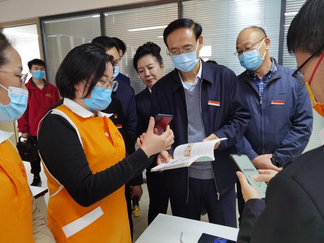 11月18日下午,河南省人社厅党组书记,厅长张国伟一行到河南圆方集团