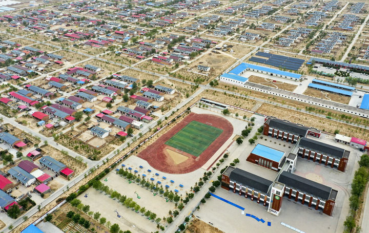 这是宁夏吴忠市红寺堡区红寺堡镇弘德村一角(2020年6月7日摄,无人机