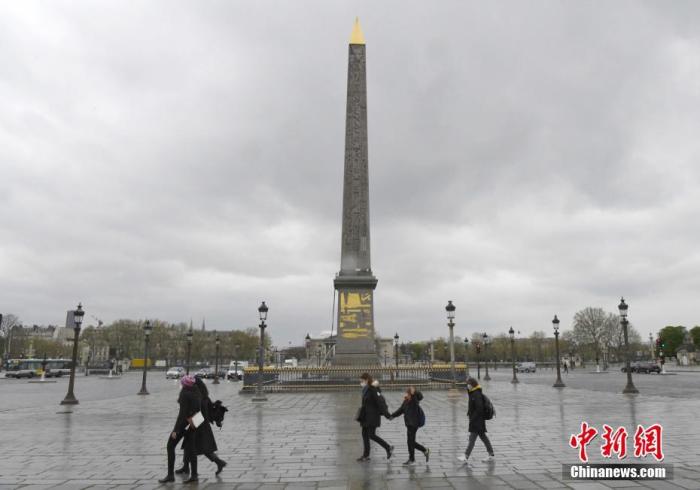 资料图：图为行人经过巴黎市中心的协和广场。 中新社记者 李洋 摄