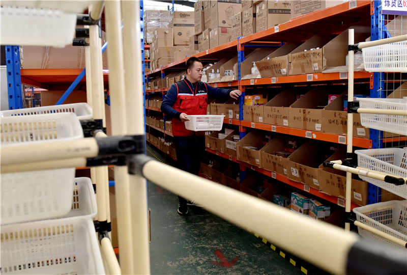 11月19日,尹明超在仓库内分拣货物.新华社记者 朱旭东 摄