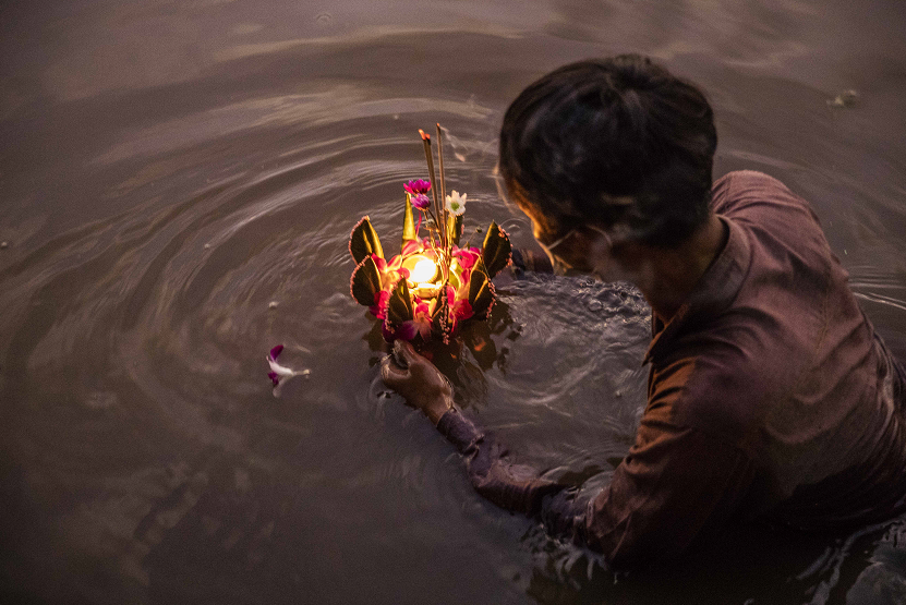 疫情下的泰国水灯节水灯满河祈祷平安