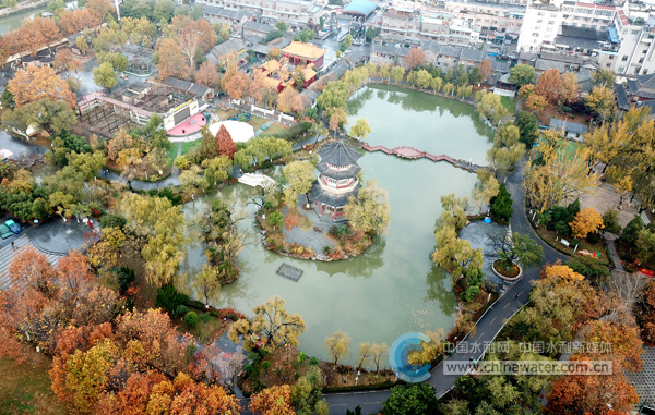 2021年11月21日拍摄的江苏连云港市海州区新浦公园一角 (耿玉和 摄)