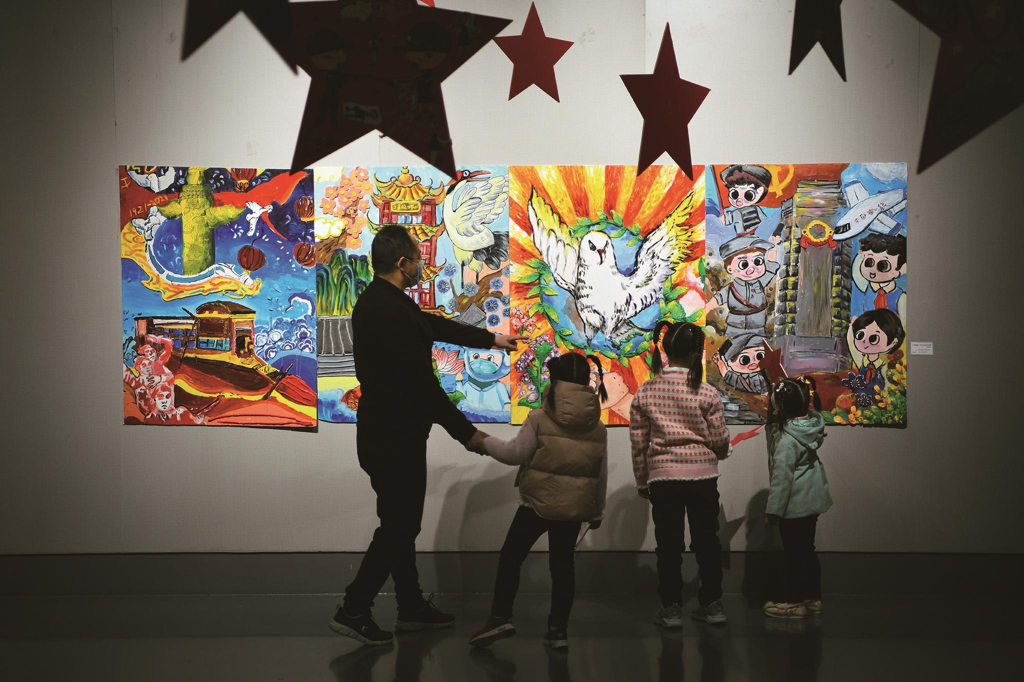 开展"妙笔丹青迎百年,童心共绘中国梦