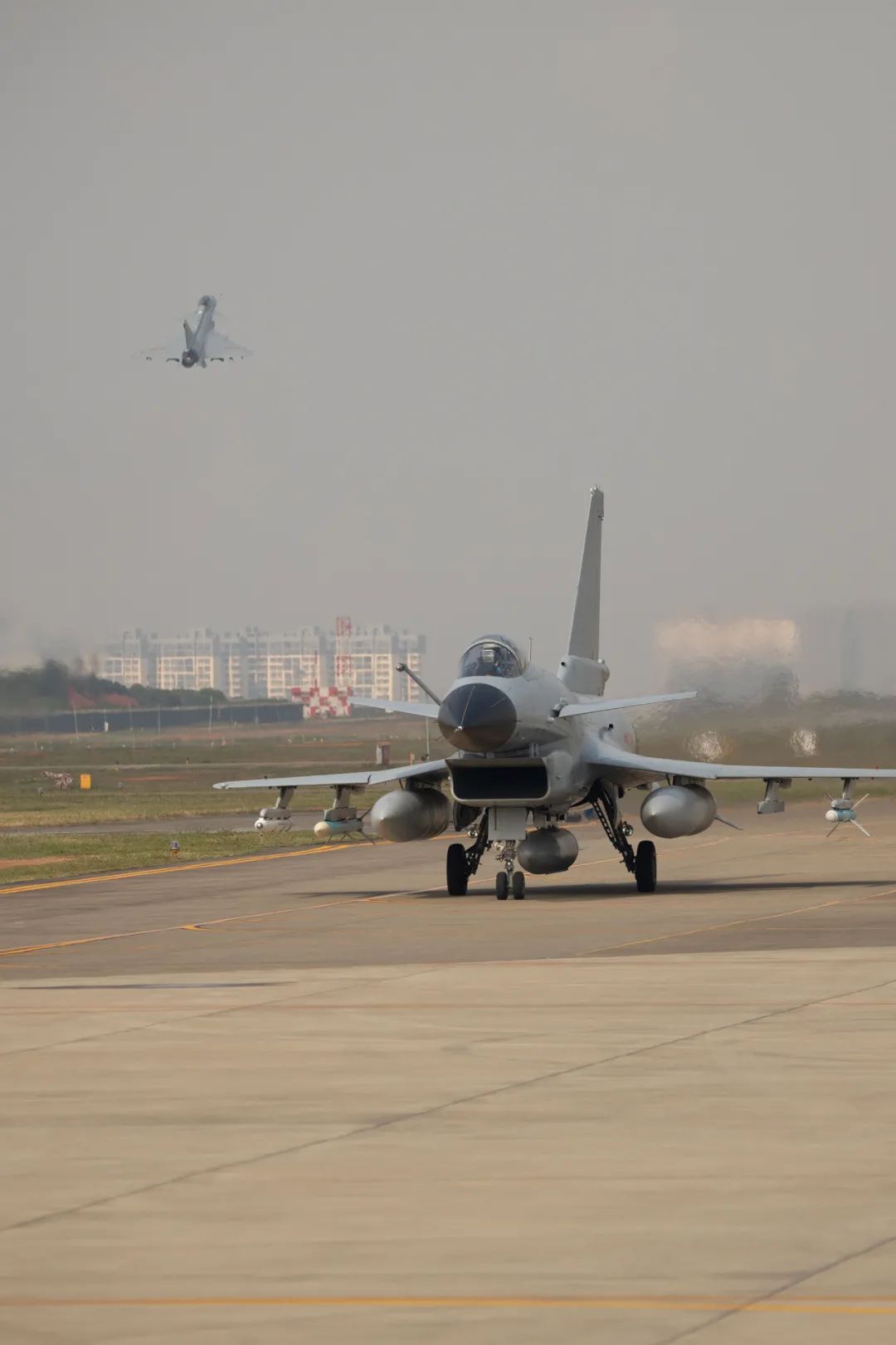 南部战区空军新员空战对抗训练歼10列队起飞图