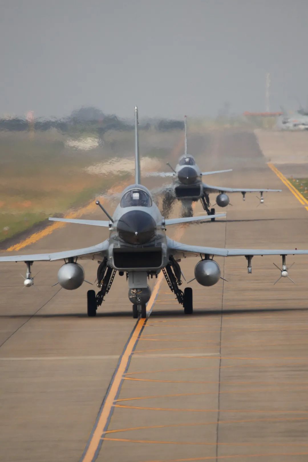 南部战区空军新员空战对抗训练歼10列队起飞图