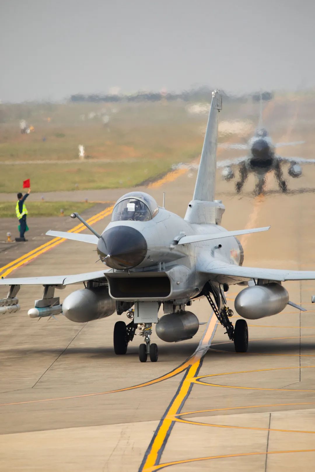 南部战区空军新员空战对抗训练歼10列队起飞图