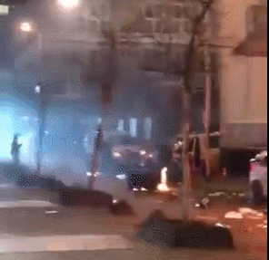鹿特丹街头警车被焚烧