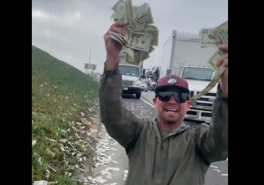 美国一运钞车路上撒钱引发哄抢路人两手抓钞票激动大笑