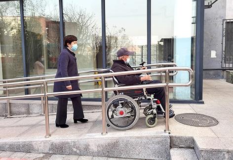 看新城无碍有爱居民点赞经开区普通居住小区无障碍设施全覆盖