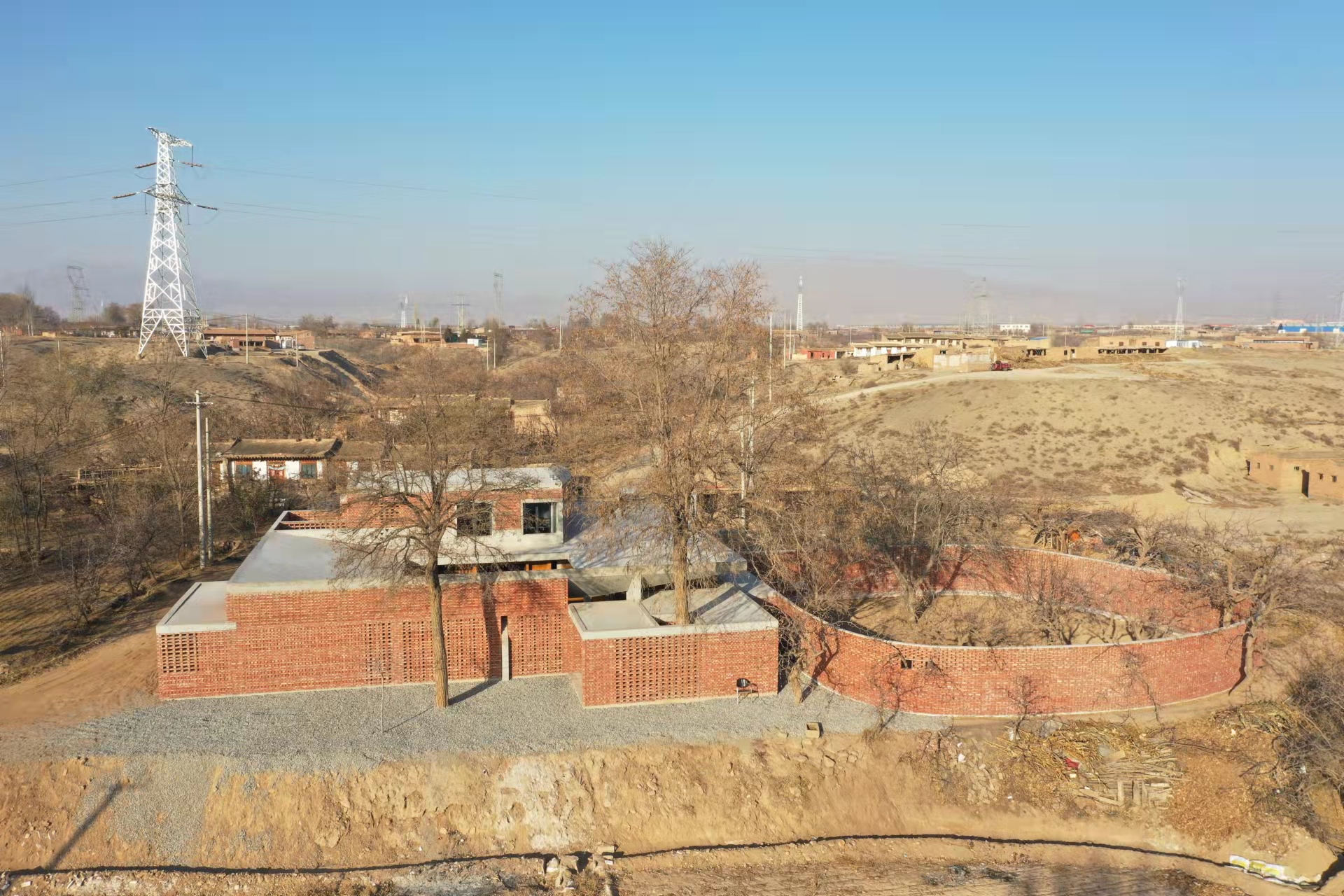 甘肃大爷回应花132万改造老屋尚未收尾交工暂时不能评价好