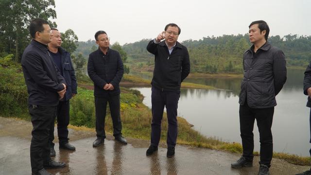 11月21日,县委书记谭春秋深入玉津镇,定文镇,罗城镇,调研生活垃圾填埋