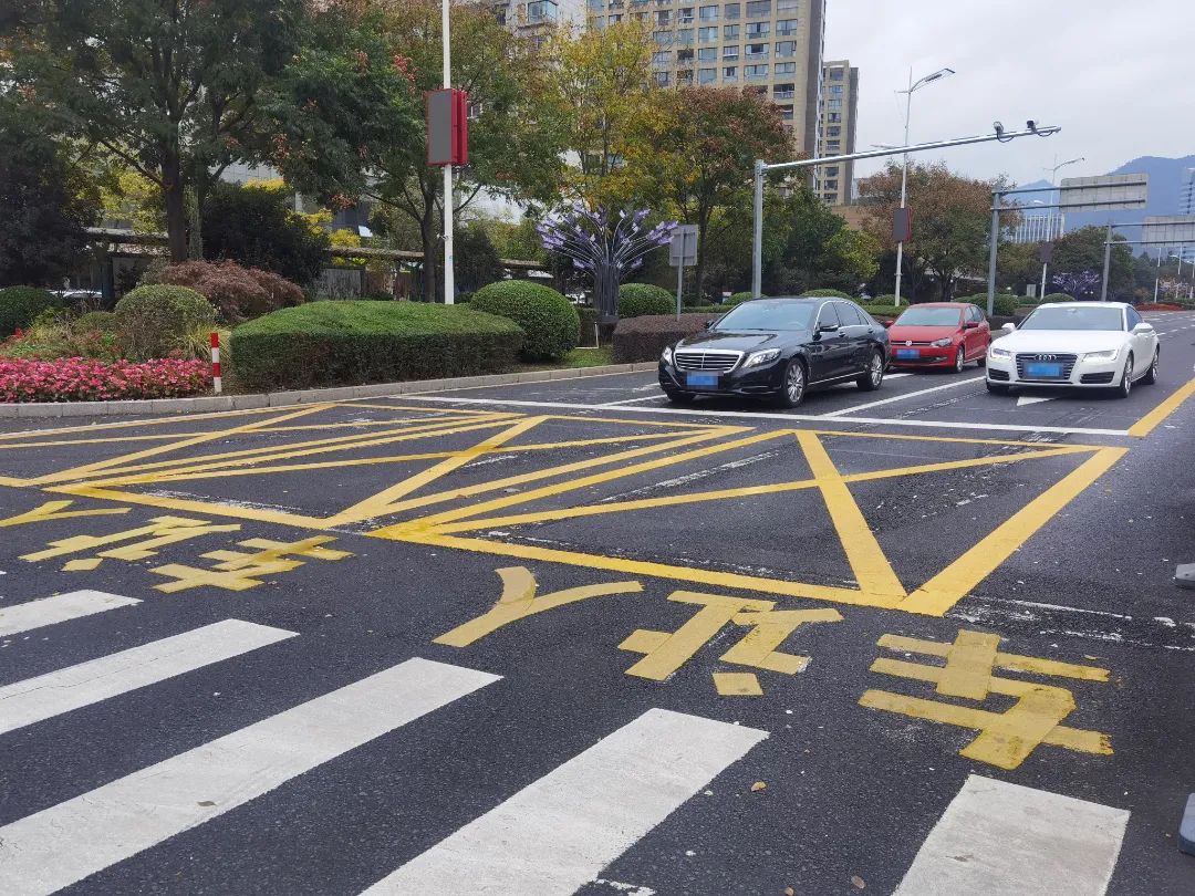 设置了"黄色网格线"丽水万地广场路口的人行道前