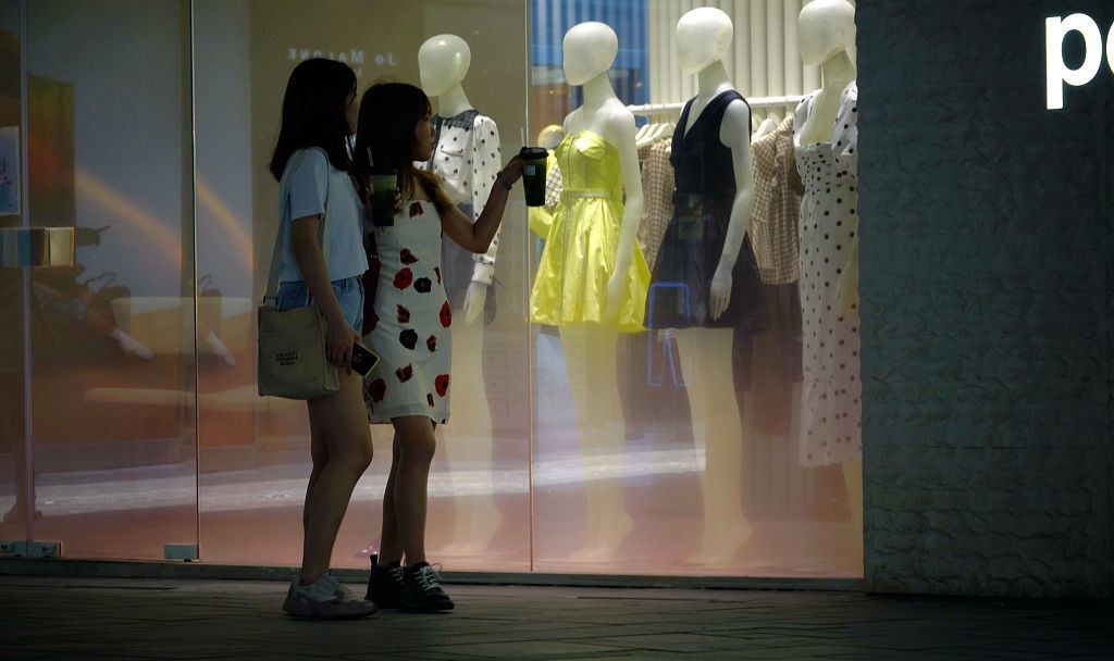 在北京三里屯逛街的女性.图源:视觉中国