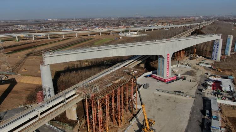 京唐铁路t构桥成功上跨津秦高铁.班晓杰摄