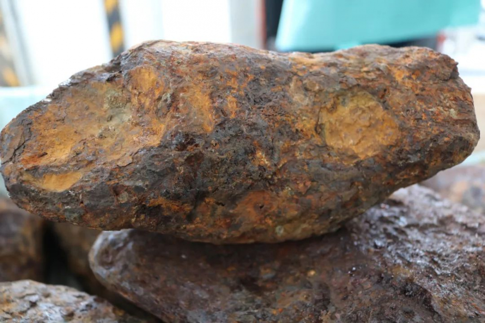 深圳海关查获近半吨陨石:通体呈黑褐色 企业伪报成铁矿石