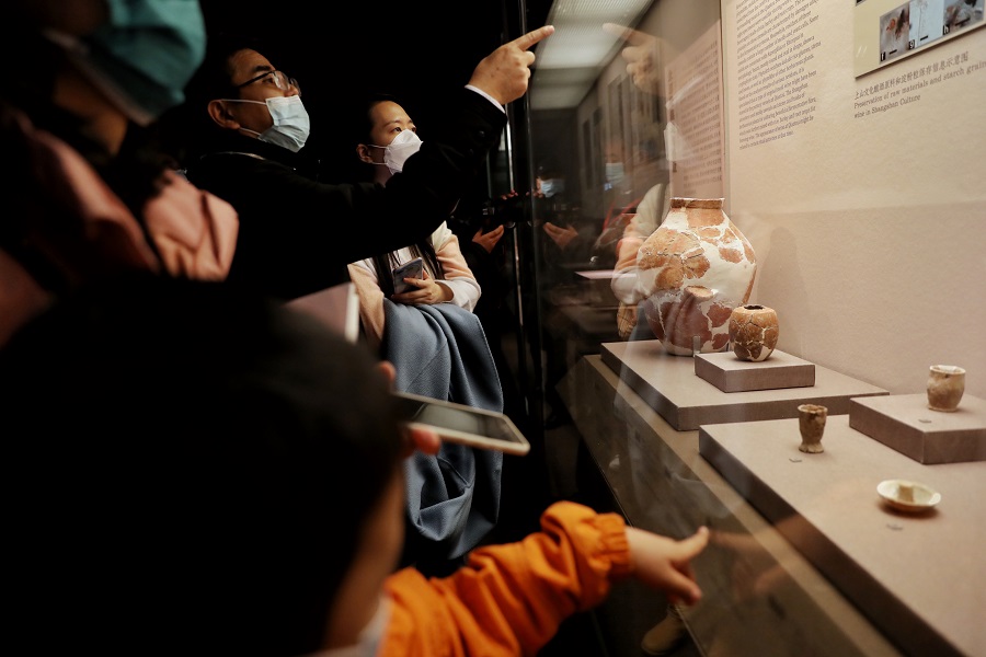 11月21日，观众欣赏展出的陶器。（中国日报记者 姜东 摄）