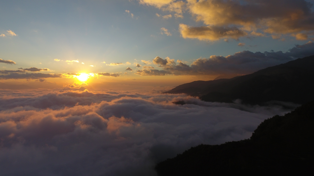 小雪朝瞰云海倏而成雪