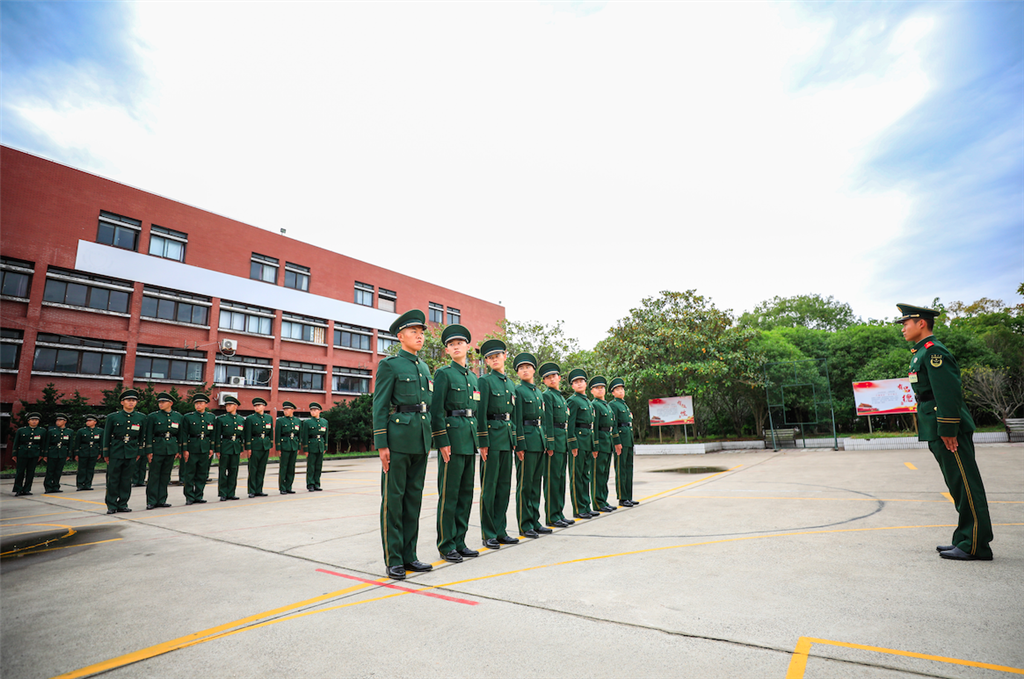 新兵正在进行队列训练