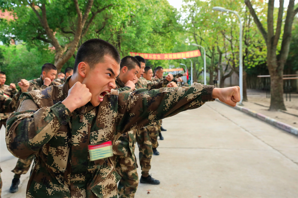 新兵正在进行擒敌拳训练