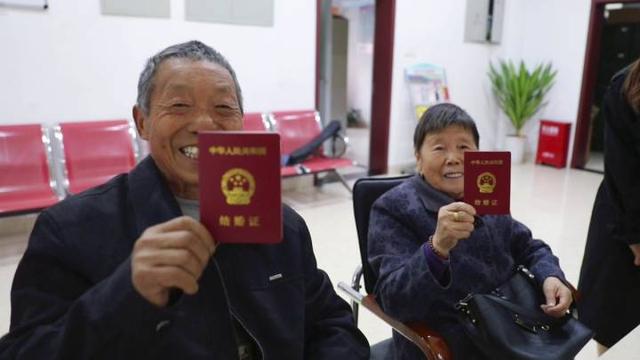 七旬老人补领结婚证:这是我们的结婚照 也是第一张合照