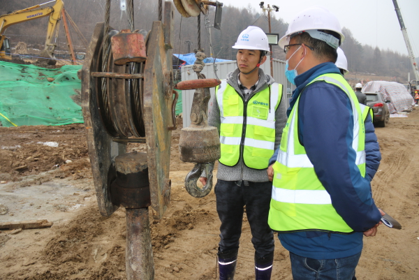 高速公路施工时的安全员甘当安全生产的胆小鬼