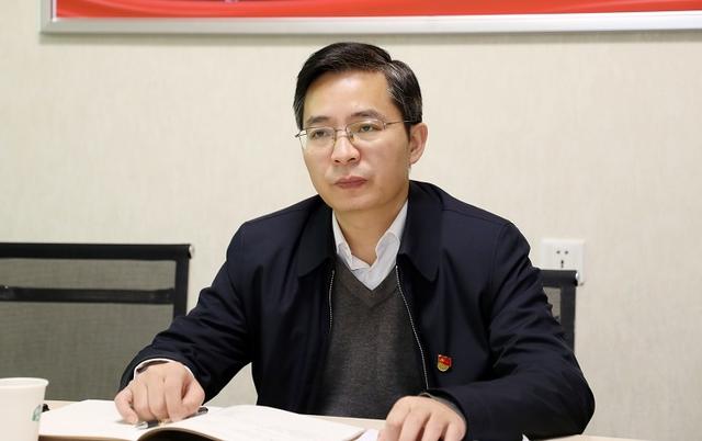 11月20日,资兴市委书记杨理诚到唐洞街道调研综治维稳和乡村振兴工作