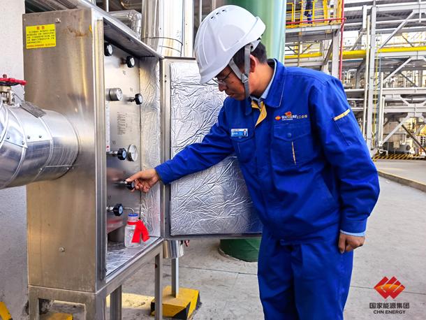 图为员工正在从取样口取乙二醇产品