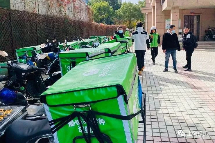 逆行超速一天进出五百多次美团买菜开进小区商业街扰民的便民站点该