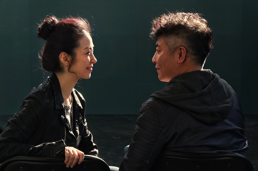 演员卢芳（左）、荆浩在发布会现场。（中国日报记者 姜东 摄）