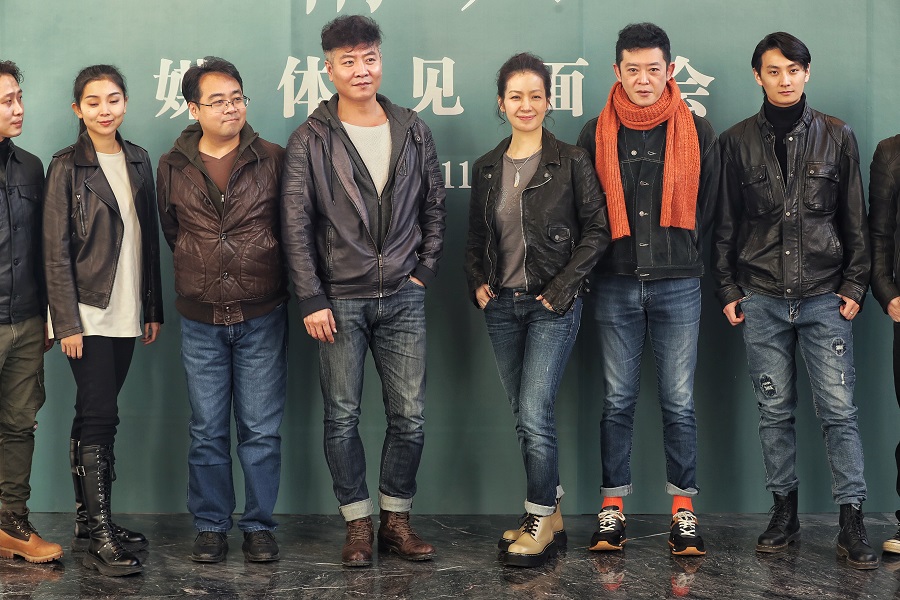 新排版话剧《情人》的主创人员集体亮相。（中国日报记者 姜东 摄）