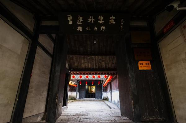 "鲁迅外婆家"挂出了巨幅广告牌11月底开放,这小村里能体验"鲁迅的童年