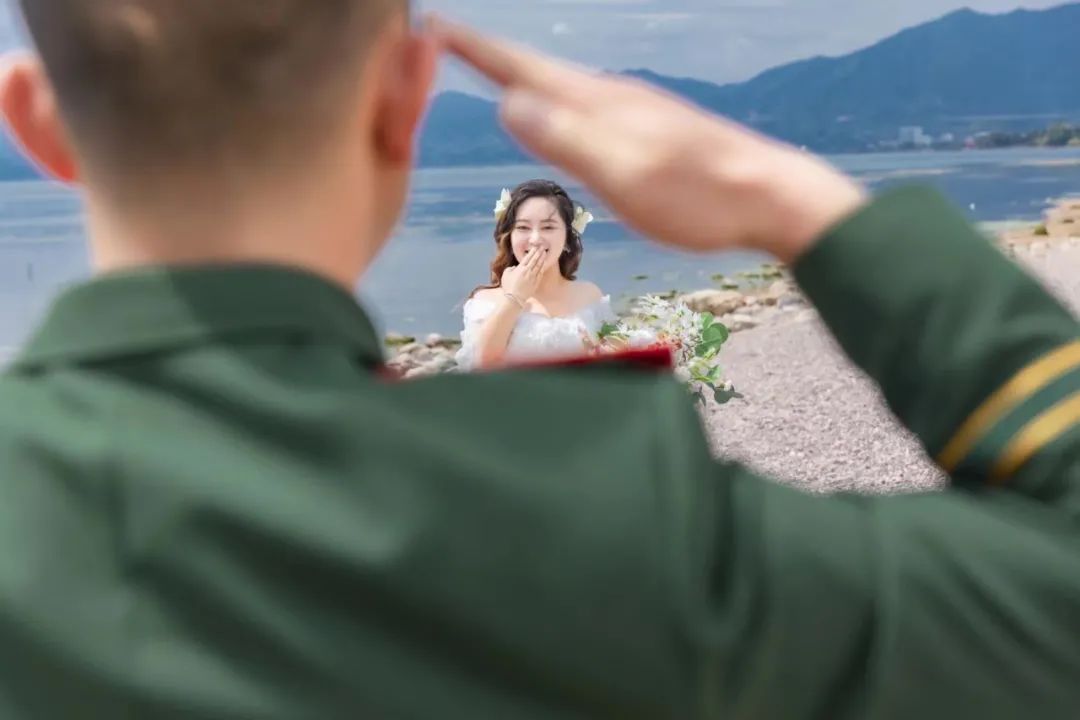 左手牵你,右手敬礼